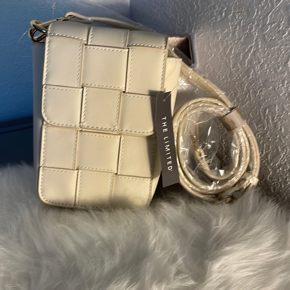 👛 The Limited crossbody cream purse you can also take straps off NWT